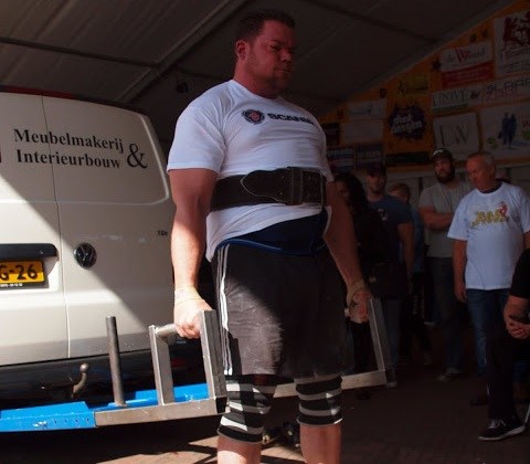 Auto deadlift door Teun Moors op een Sterkste Man van Nederland evenement