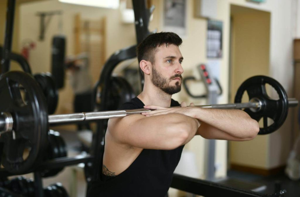 front squat met armen kruislings