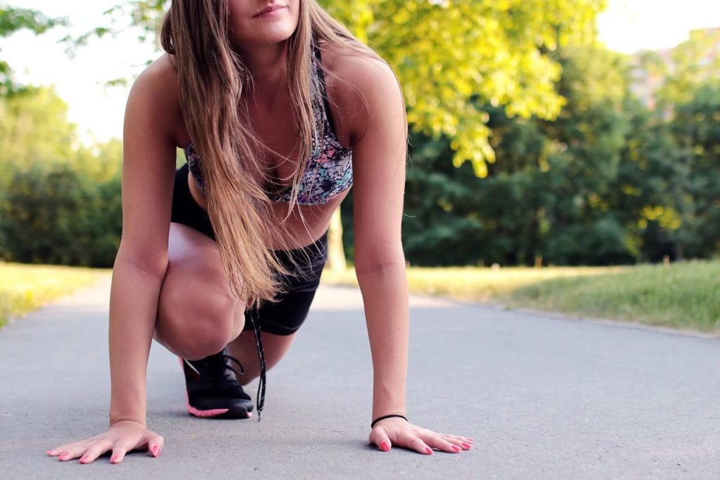 Vrouw start een gezonde leefstijl door buiten te hardlopen