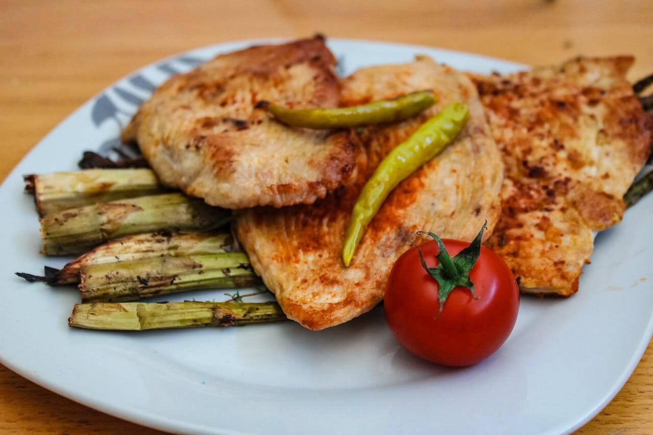 gezonde recepten voor na het sporten met kip, tomaat en groene asperges