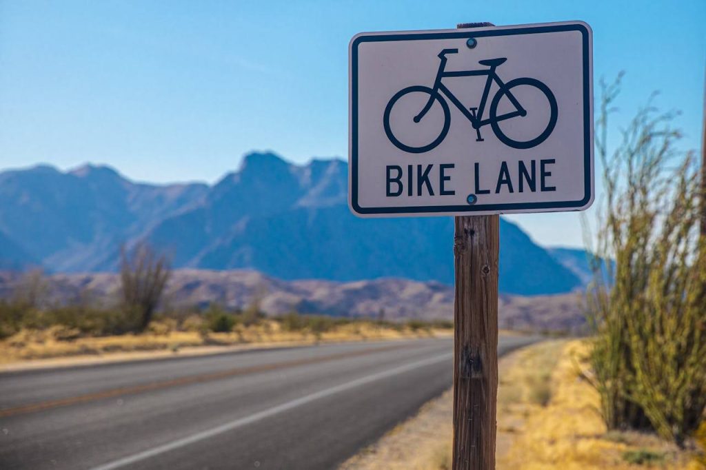 Fietspad bord in de bergen in het buitenland