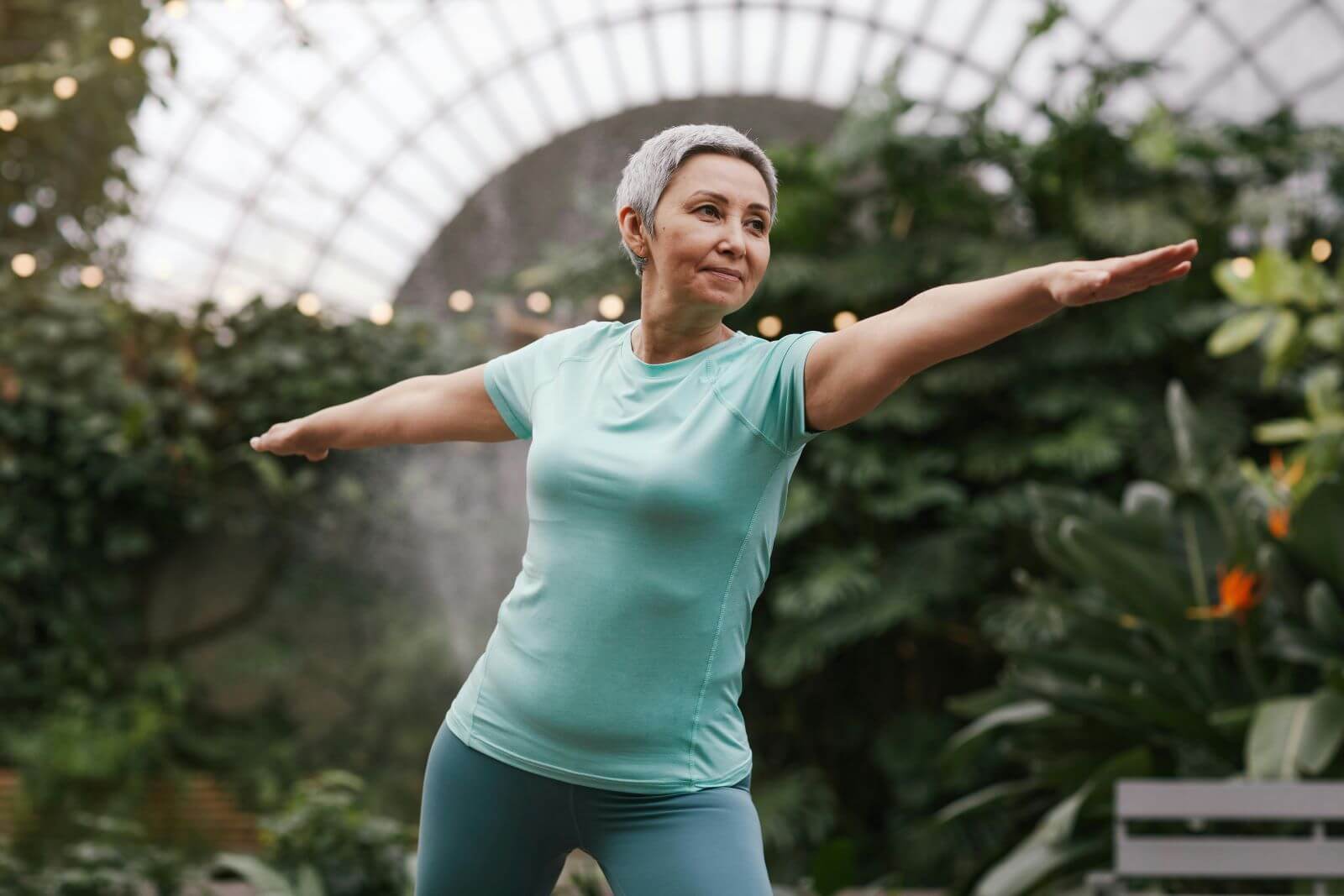 Senioren vrouw beoefent yoga na fyfsiotherapie sessie