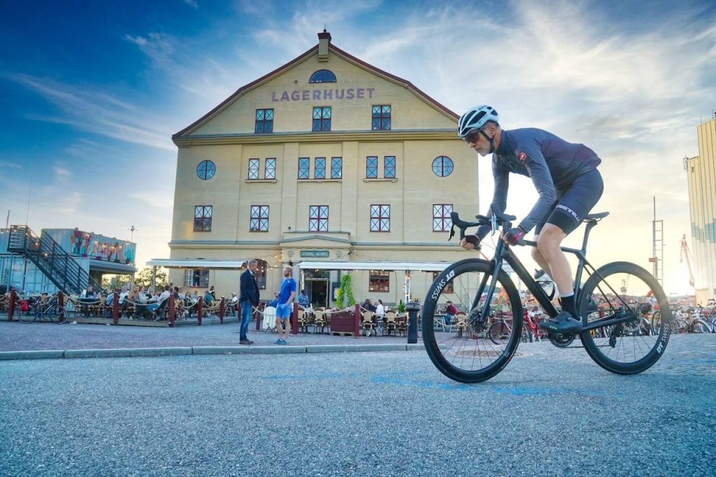 Man op wielrenfiets op vakantie in het buitenland