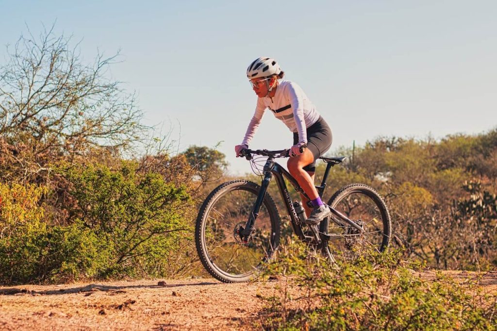 Vrouw aan het fietsen op een mountainbike voor een betere conditie