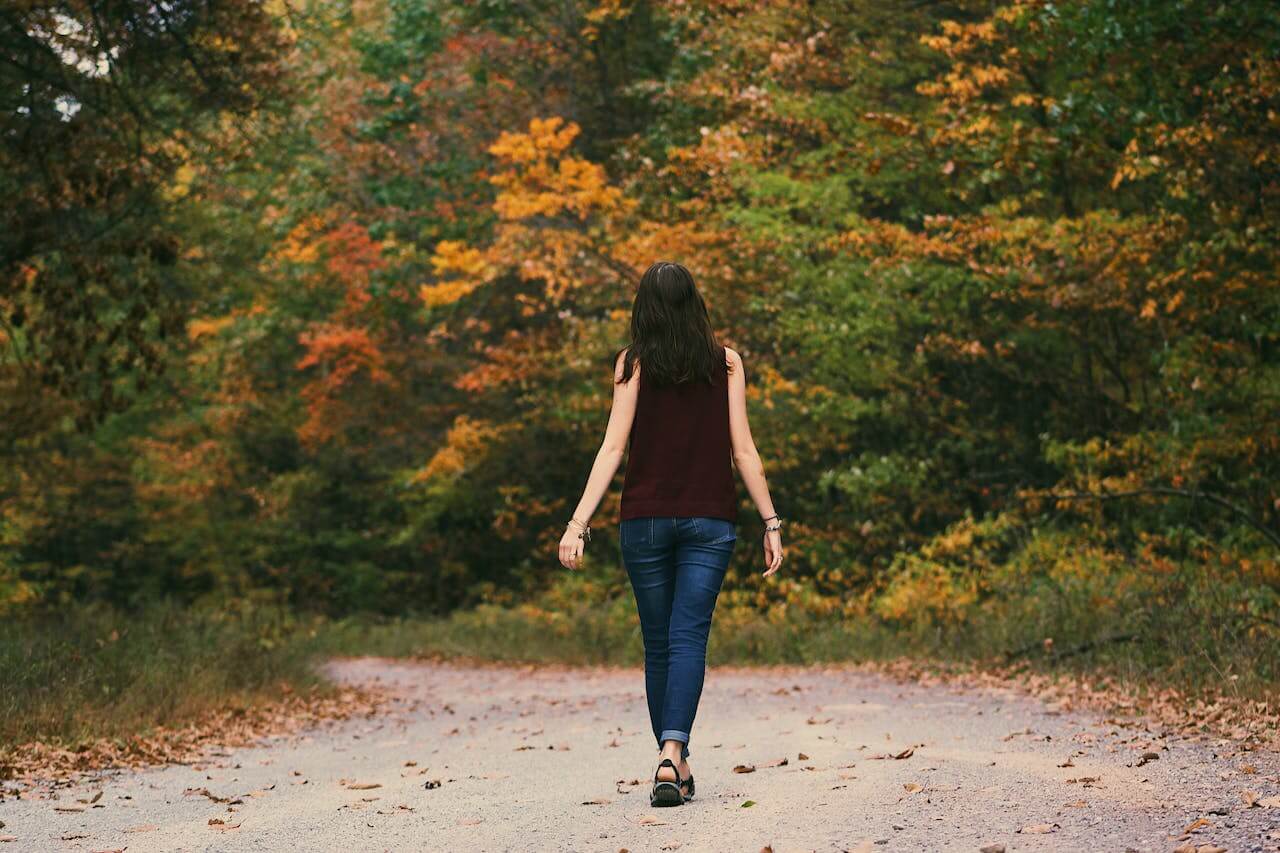 Vrouw loopt een wandeltocht in het bos