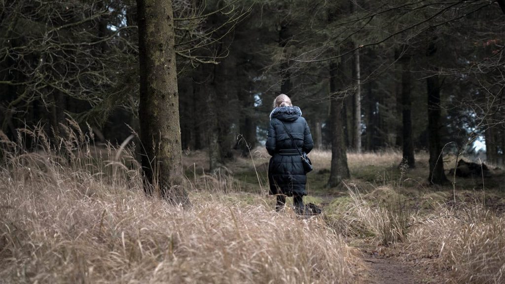 Vrouw aan het wandelen in het bos