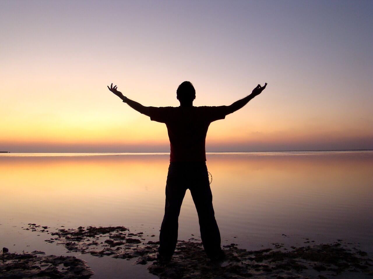 Silhouet van een man met de horizon op de achtergrond