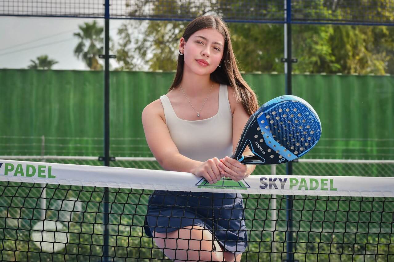 jonge vrouw speelt padel