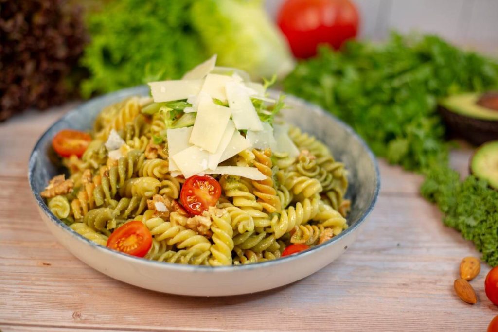 Bord met pasta als kant en klare mealprep