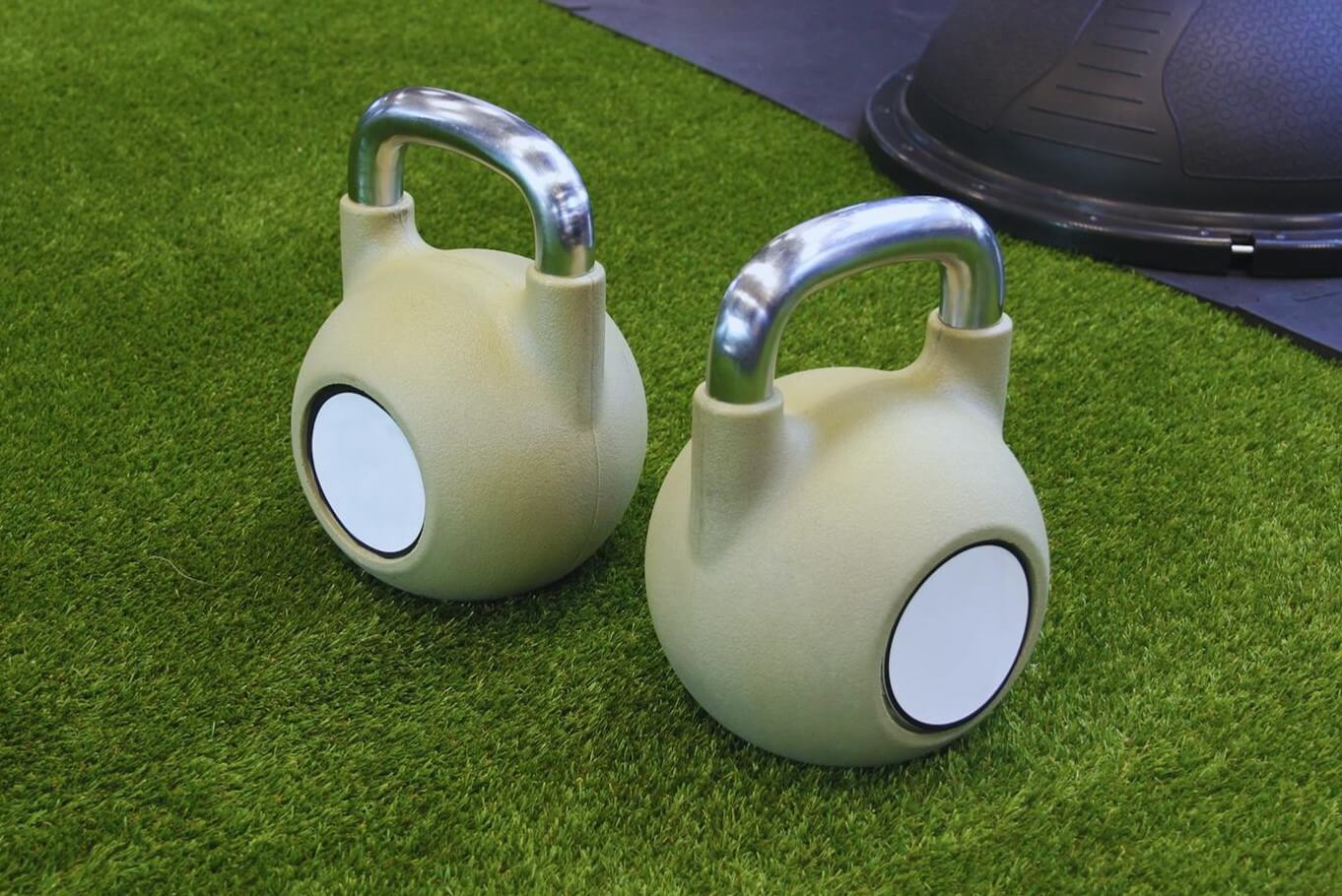 Twee kettlebells op kunstgras