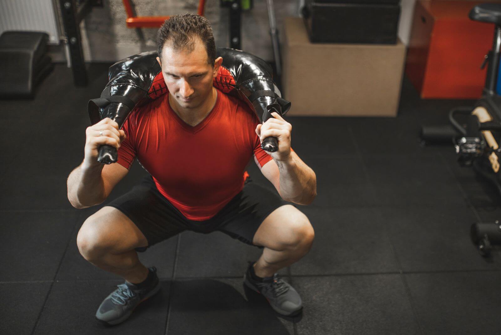 Man in rood shirt sport met Bulgarian bag