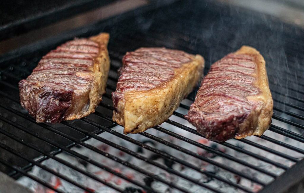 Rood vlees op de barbecue