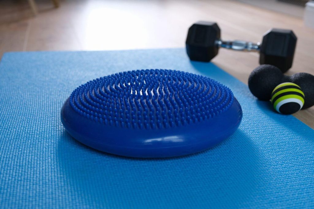 Blauw wiebelkussen op een blauwe fitnessmat